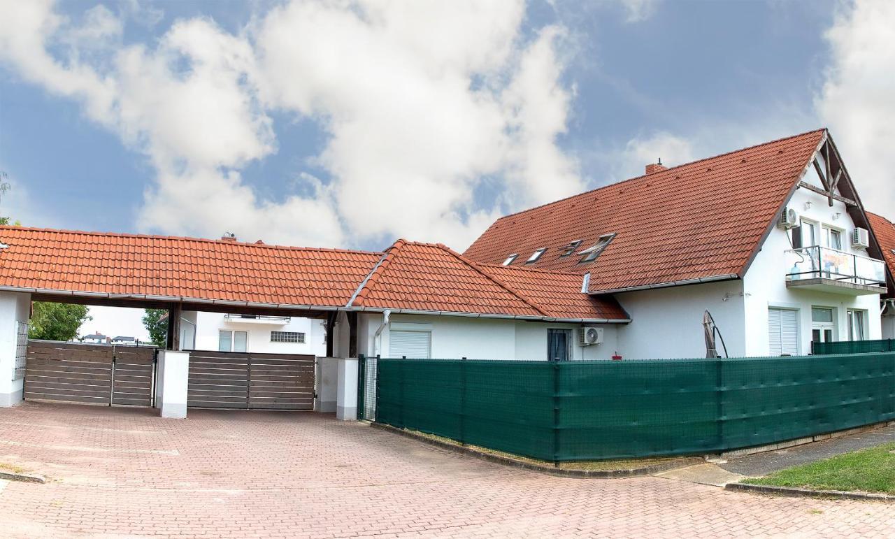 Lux Apartman Buek Buitenkant foto