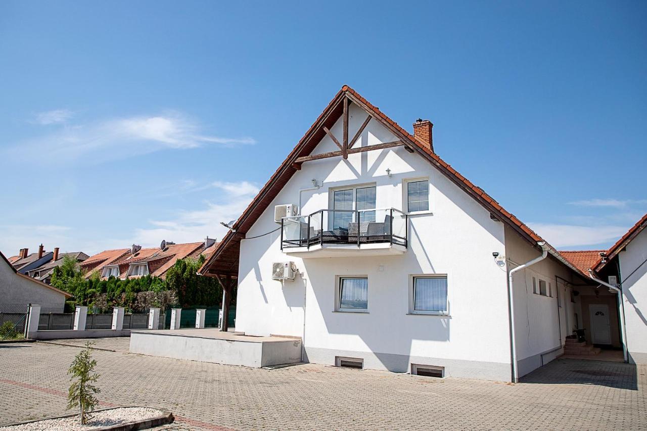 Lux Apartman Buek Buitenkant foto